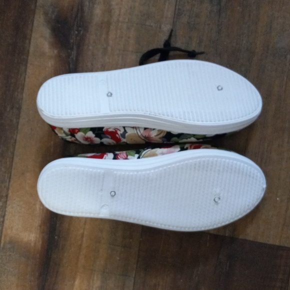 Flower Print Sneakers - Picture 3 of 5